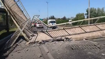 Impactante video: así cayó el puente peatonal que generó un caos en la ruta 2