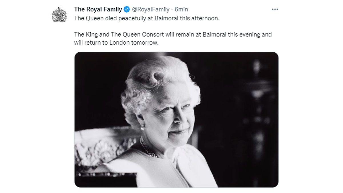 El mensaje oficial por Twitter que anunció el fallecimiento de la reina. Se hizo 4 horas más tarde del momento de su deceso (Foto: The Royal Family)