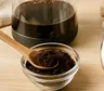 Café usado y bicarbonato: la mezcla casera que suma adeptos para resolver tareas del hogar