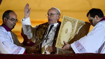 El recién elegido Papa Francisco, el cardenal Jorge Mario Bergoglio de Argentina, aparece en el balcón de la Basílica de San Pedro en el Vaticano. (Foto: Reuters) El recién elegido Papa Francisco, el cardenal Jorge Mario Bergoglio de Argentina, aparece en el balcón de la Basílica de San Pedro en el Vaticano. (Foto: Reuters)