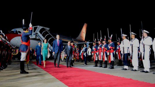En su llegada a Buenos Aires, los reyes de España esperaron más de una hora arriba del avión porque faltaba la escalera