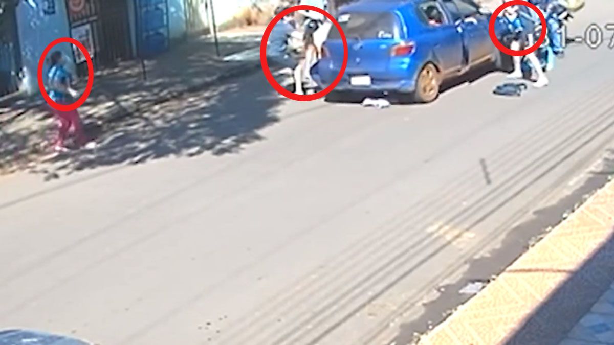 Los jóvenes se dan a la fuga. En los círculos, están en nene mayor, la mamá con su nene de 6 meses y una mujer embarazada que se acercó para ayudar y también fue atropellada. (Foto: Gentileza ABC Color)