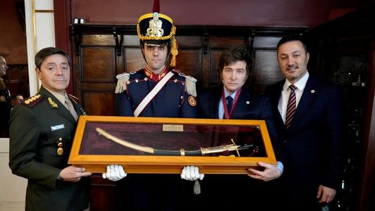 Javier Milei fue declarado granadero honorífico y recibió la Orden Ecuestre Militar de los Caballeros