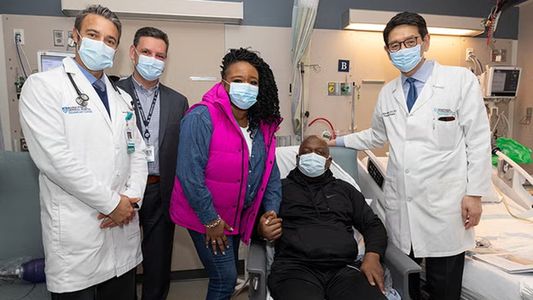 El primer paciente trasplantado con el riñón de un cerdo recibió la mejor noticia