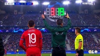 Uno en Champions League: un futbolista de Lyon jugó dos partidos en menos de 24 horas
