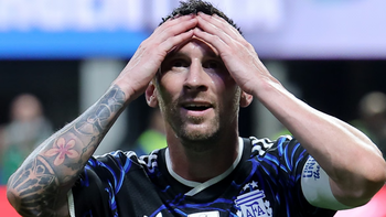 Una figura del fútbol argentino contó una imperdible anécdota con Messi: Me hizo sentar en...