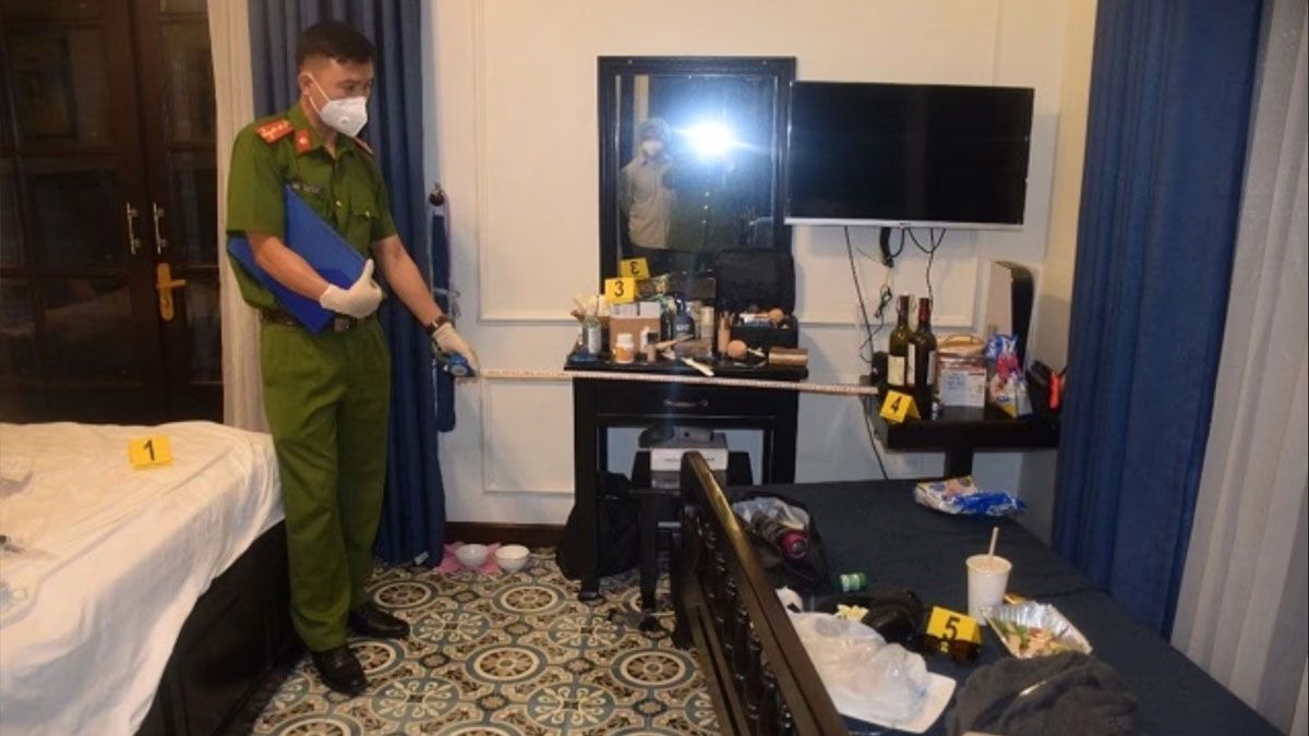 La policía de Vietnam revisa la habitación en donde murió una pareja que anunció su compromiso por Youtube. (Foto: Gentileza The Guardian)