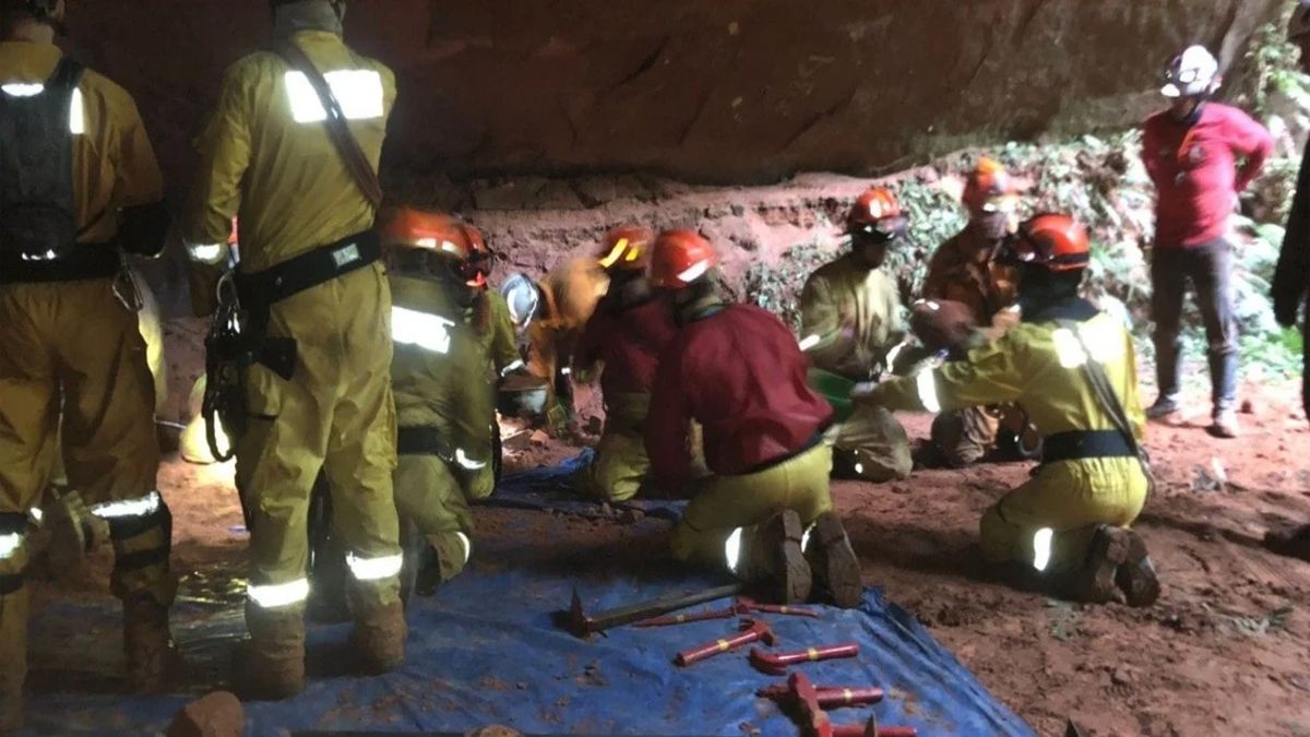 Tragedia en Brasil: murió una bombera y hay 8 desaparecidos por el derrumbe de una gruta