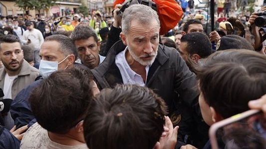 Valencia: el rey de España visitó las zonas afectadas pero fue abucheado, recibió insultos y barro