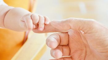 Un policía paró a un conductor para multarlo pero le informó que va a ser papá