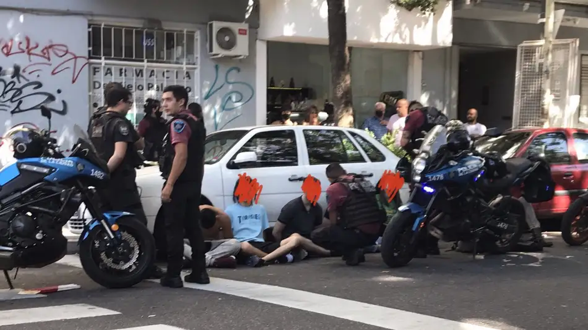 Agentes de la policía junto a vecinos de la zona frutraron la huida de los sospechosos
