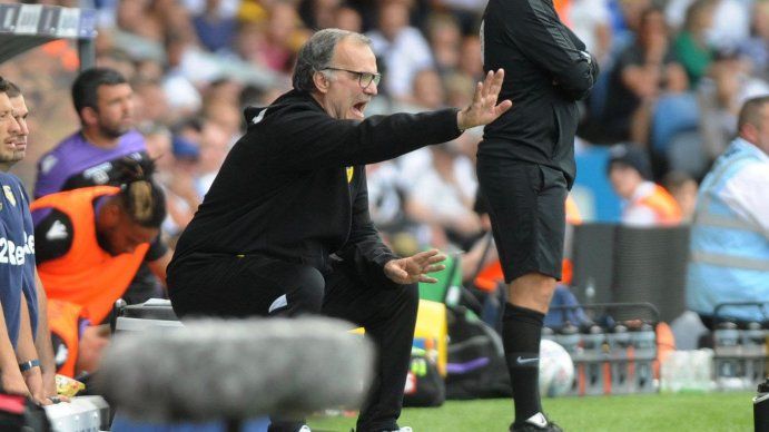 Tras el victorioso debut, Bielsa dio una entrevista un poco particular