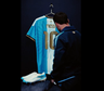 Lionel Messi mostró la camiseta con la que se retirará de la selección argentina