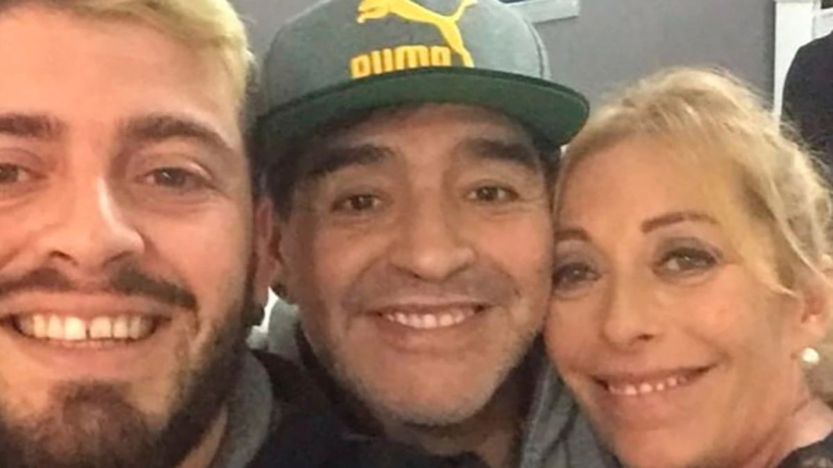 Con el nacimiento de Diego Jr. se desata el primer esc&aacute;ndalo en la vida del futbolista. La italiana Cristiana Sinagra recurre a la justicia para que Diego Maradona reconozca al beb&eacute; como su hijo.&nbsp;