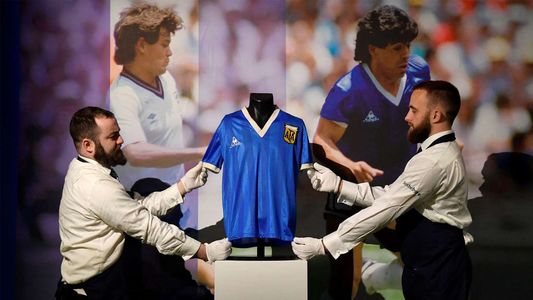 Un coleccionista argentino intenta ganar a contra reloj la subasta por la camiseta de Maradona