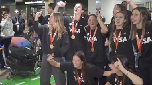 Las Leonas volvieron a la Argentina con la Copa del Mundo: emoción, abrazos y una promesa
