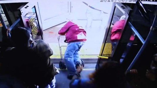 Arrestaron a una mujer que empujó de un micro a un anciano y murió por el golpe