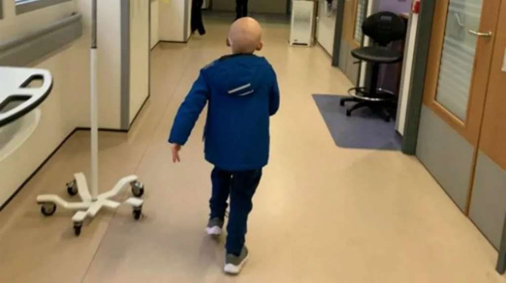 Un nene de cuatro años se curó de cáncer y lo celebró con una emotiva foto