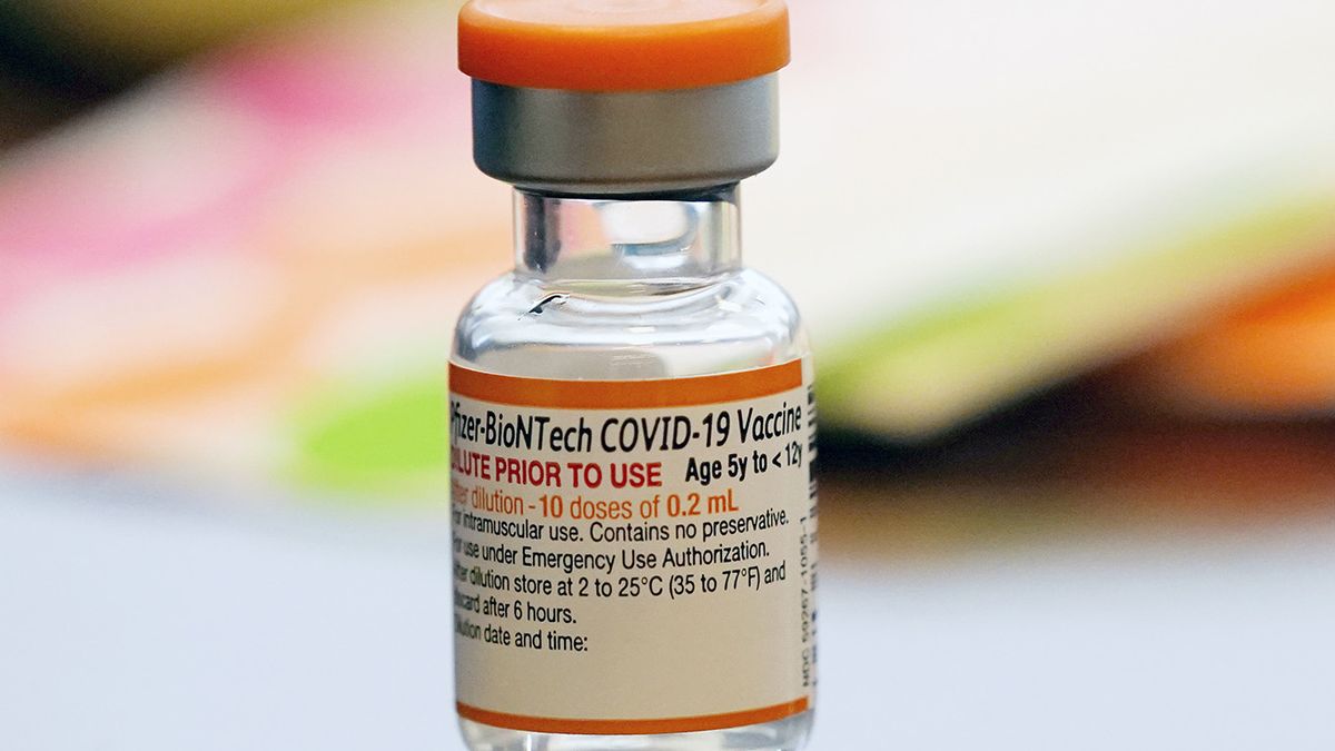 Un envase de la vacuna COVID-19 de Pfizer-BioNTech para niños de 5 a 12 años está listo para su uso en un centro de vacunación el jueves 11 de noviembre de 2021 en Fort Worth, Texas. (Foto: AP)