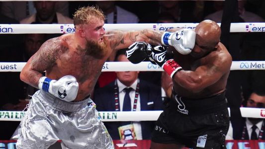 Jake Paul venció a la leyenda Mike Tyson en una esperada pelea en Arlington