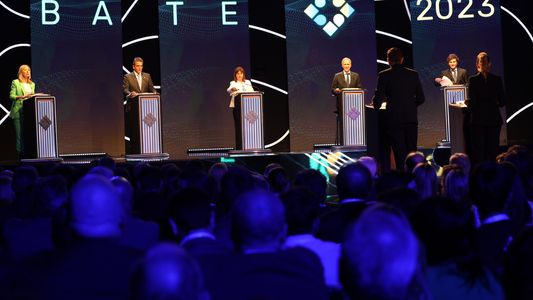 Tensos cruces entre los candidatos en el primer debate presidencial en Santiago del Estero