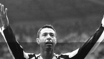 El ex Boca Ñol Solano detenido en Perú por violar la cuarentena del coronavirus