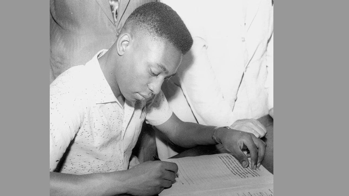 Con solo 16 años, firmó su primer contrato profesional en el Santos F.C. (Foto: cuenta de Instagram de Pelé).