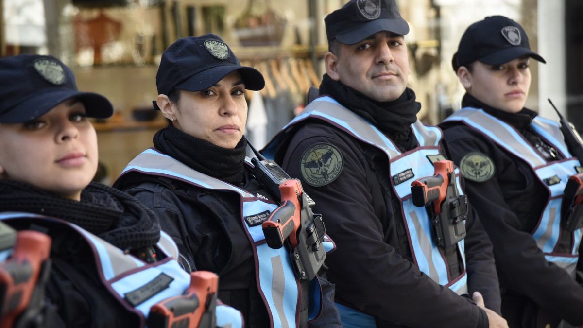 La Policía de la Ciudad con su nueva herramienta. (Foto: Policía)