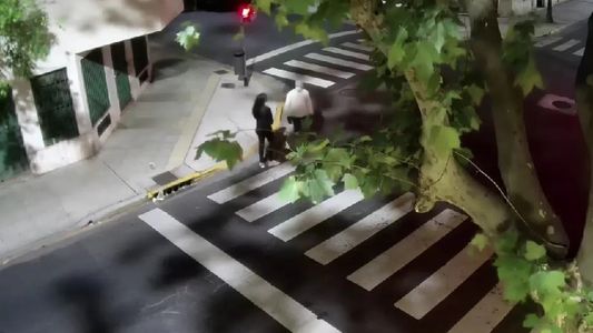 Buscan identificar a un misterioso asesino que mató a puñaladas a una mujer en Balvanera y huyó