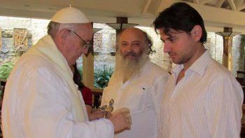 El Papa Francisco da la comunión a Juan Grabois. Ahora lo eligió como miembro del Dicasterio para el Servicio del Desarrollo Humano Integral del Vaticano.