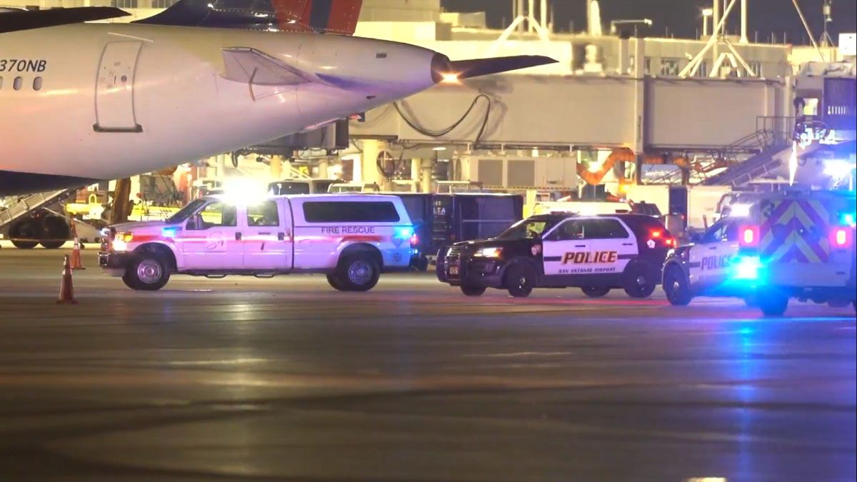Bomberos, policías y paramédicos rodean el avión que con una turbina succionó a un empleado de pista en San Antonio, Texas. (Foto: Kens5.com) Bomberos, policías y paramédicos rodean el avión que con una turbina succionó a un empleado de pista en San Antonio, Texas. (Foto: Kens5.com)