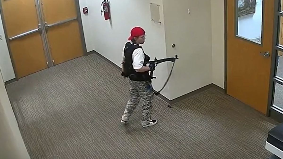 Hale, apunta con su rifle mientras observa cada uno de los salones por los que se desplaza en la escuela primaria. (Foto: Captura de TV)