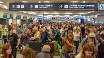 Un total de 45 vuelos de Aeroparque y Ezeiza fueron cancelados por tormentas y asambleas