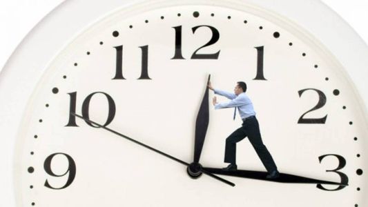 Vuelve el debate de la jornada laboral reducida: impulsan tres días de fin de semana