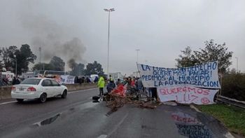 Corte total en ambas manos de la Autopista Riccheri: tránsito colapsado y demoras (Foto: Twitter Hace Instantes).