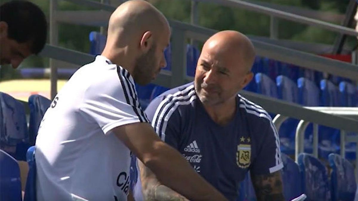 Javier Mascherano en uno de los tantos díalogos con Jorge Sampaoli en Rusia 18 (Foto: Gentileza Mundo deportivo)