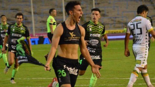 Defensa sufrió hasta el final, pero apareció la pegada Matías Rojas, de tiro libre, y el sueño sigue vivo