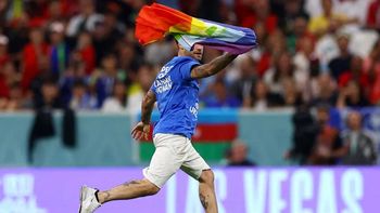 un hincha entro a la cancha con una bandera del orgullo lgbtqi+ en portugal - uruguay y fue detenido un hincha entro a la cancha con una bandera del orgullo lgbtqi+ en portugal - uruguay y fue detenido