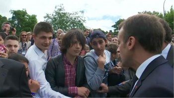 Macron retó a un joven que lo tuteó: Me llamás Señor Presidente de la República
