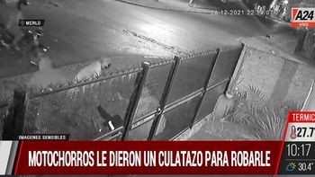 Merlo: brutal robo motochorro en piraña a una pareja. (Captura de Tv) Merlo: brutal robo motochorro en piraña a una pareja. (Captura de Tv)