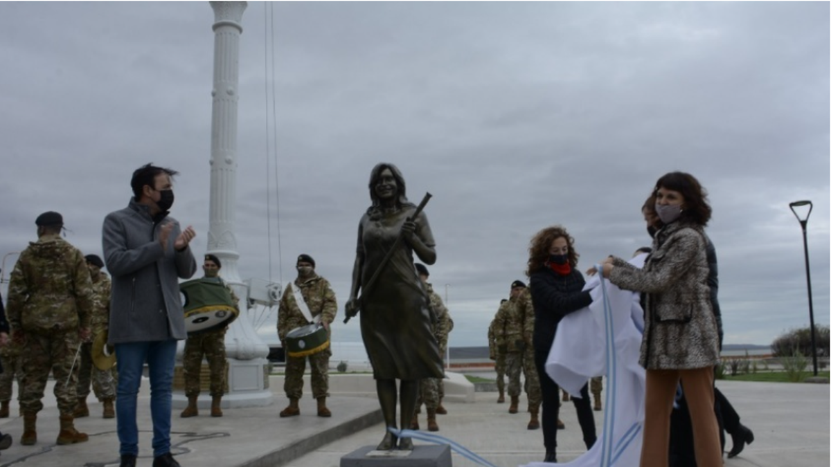 Vandalizaron y derribaron una estatua de Cristina Kirchner en Río Gallegos