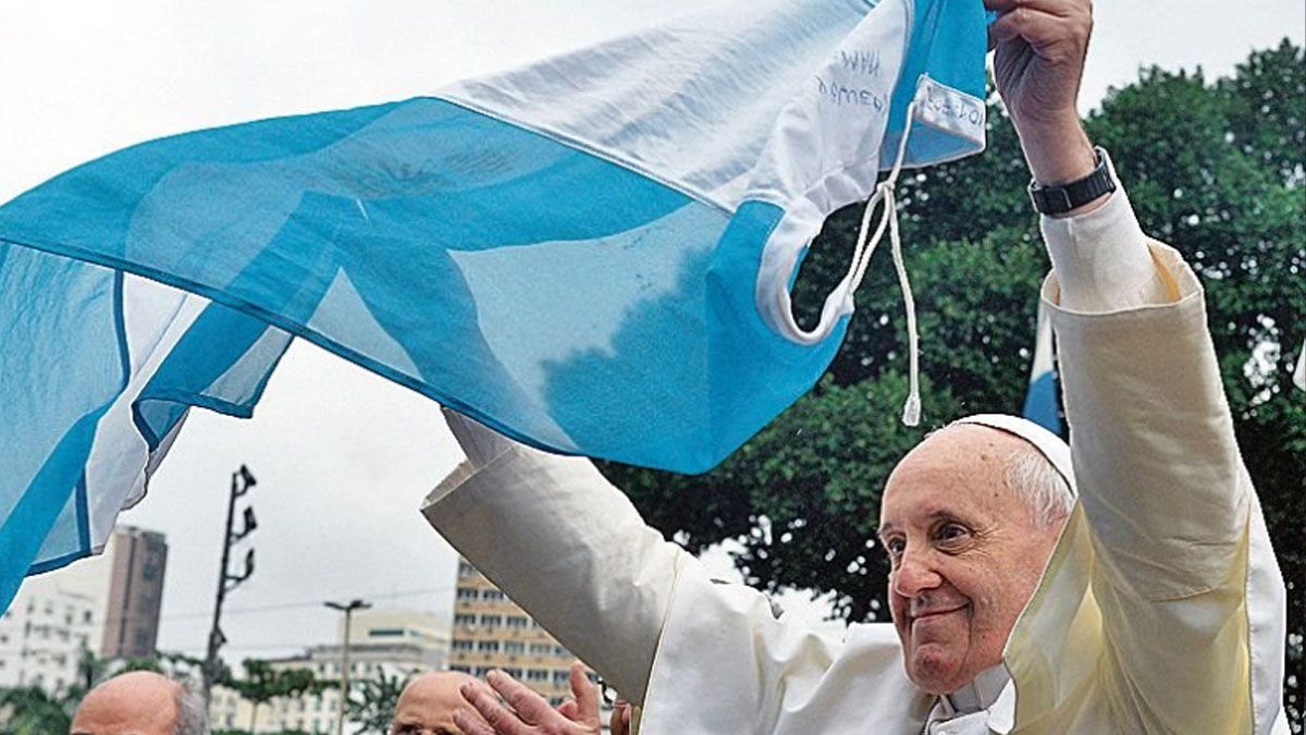 El papa Francisco y una bandera de la Argentina, su pa&iacute;s natal al que nunca visit&oacute; desde que inici&oacute; su jefatura de la Iglesia Cat&oacute;lica (Foto: gentileza Pinterest).