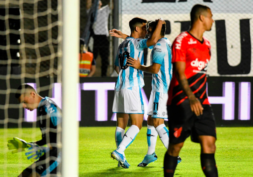 En San Juan, Racing le ganó a Athletico Paranaense tras un empate 2-2 y una extensa definición por penales