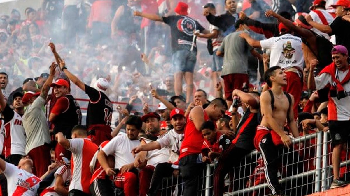 Se filtró el video de Importante músico en la cancha con la barra brava de River Plate