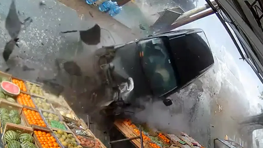 Impresionante video: manejaba alcoholizado, perdió el control y chocó contra una verdulería