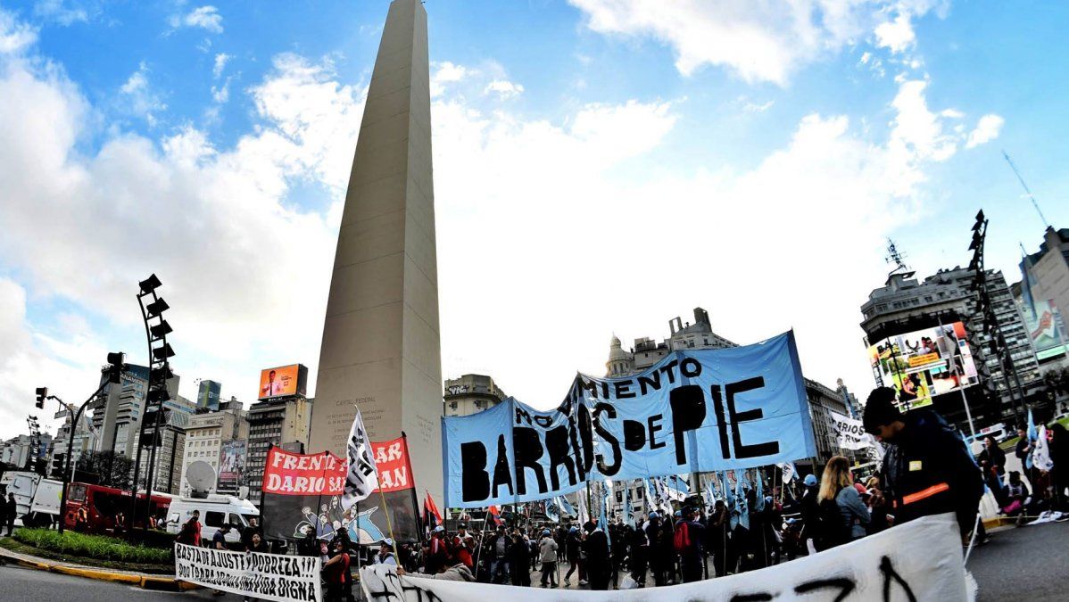 Barrios de Pie y el Polo Obrero se movilizan desde el Obelisco a la Secretaría de Energía para reclamar por los despidos