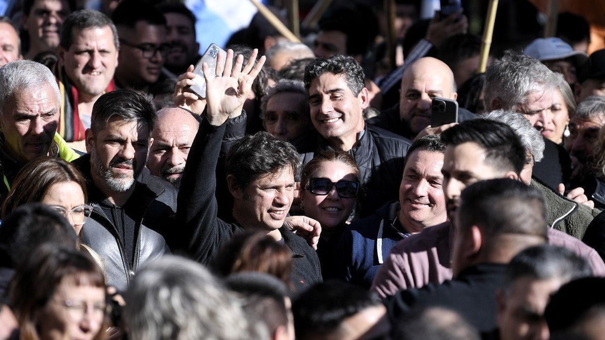 El gobernador estuvo presente en la marcha en Plaza de Mayo en favor de la expresidenta tras su condena. (Foto: prensa). 