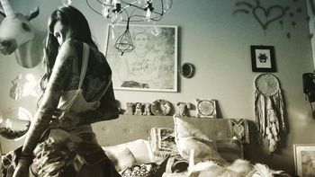 Candelaria Tinelli, entre viejas cicatrices y nuevos tatuajes