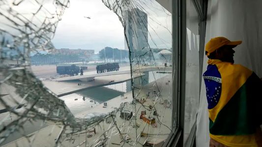 Desde adentro: el video de cómo destrozaron el parlamento en el intento de golpe de Brasil