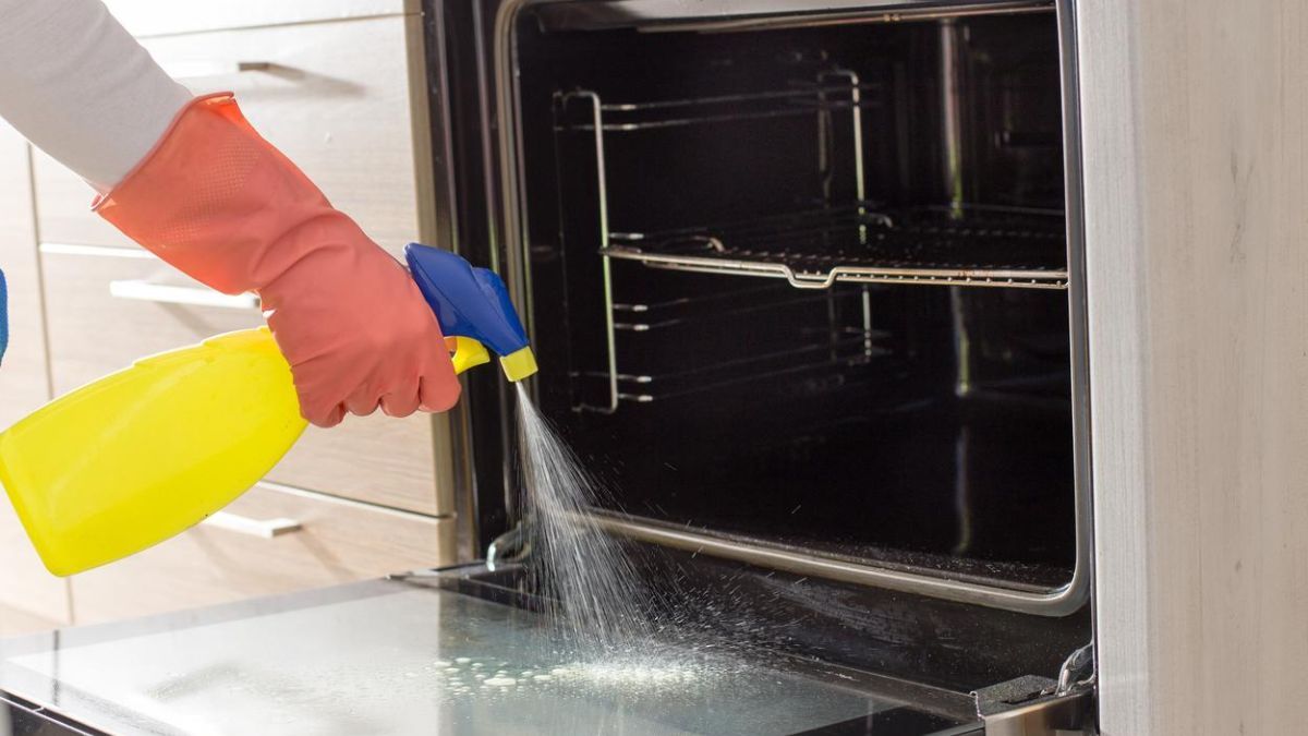 Truco casero: cómo limpiar el doble vidrio del horno con este método fácil y eficaz.